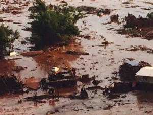 imagem da destruição causada pelo rompimento das barragens em Mariana (MG)